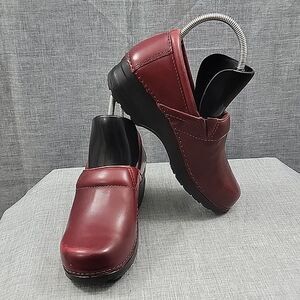 LL Bean Classic Burgundy Red Leather Slip-Ons Nursing Clogs women's SZ 6M